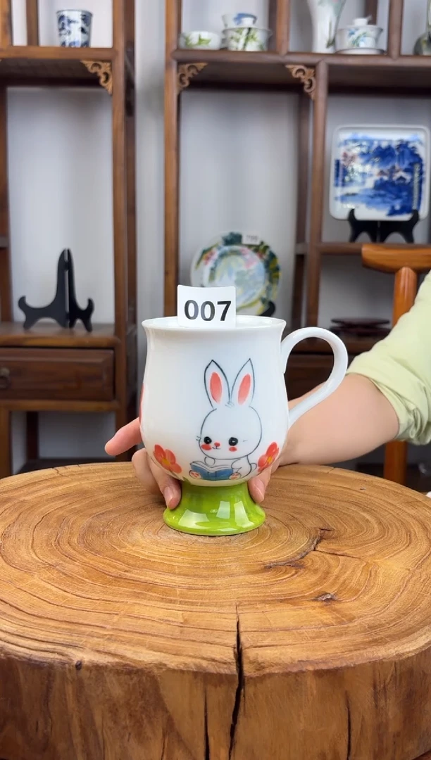 瓷国韵瓷坊-手工手绘帝王杯小兔子007白边