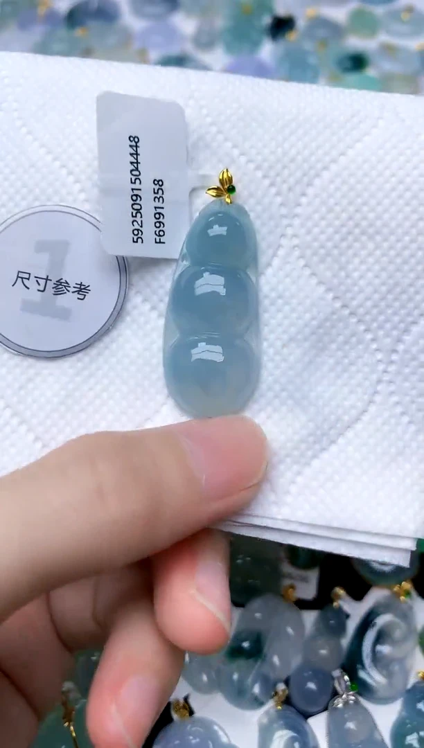 颈饰18K金镶嵌翡翠天然A货翡翠