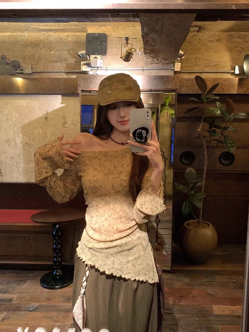 设计感不规则百搭扎染斜肩小衫女秋法式复古显瘦独特别致露肩上衣