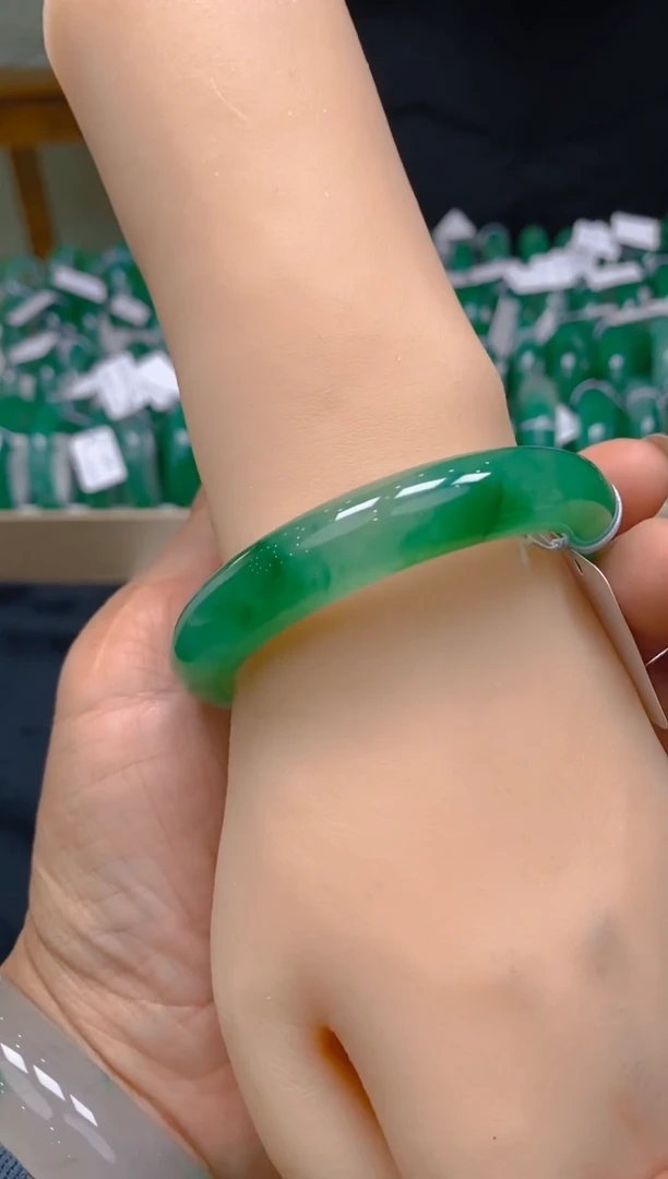 【闪购商品】石英质玉手镯未镶嵌冰美人非洲翠A货