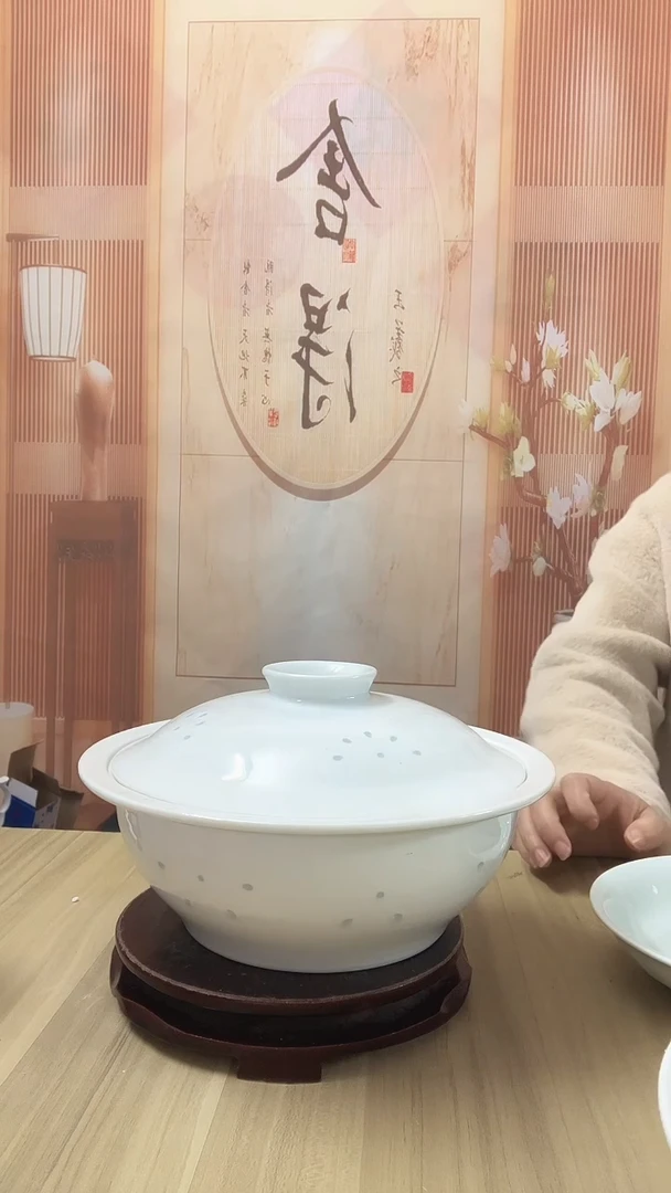 往**封厂瓷 9英寸素玲珑品锅 1个（带瑕）