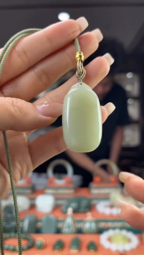 和田玉未镶嵌颈饰佩佩