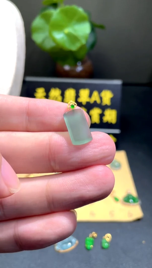 颈饰18K金镶嵌翡翠翡翠A货