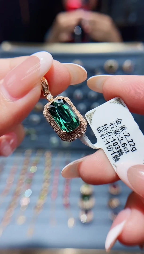 18K金镶嵌颈饰碧玺3.6..