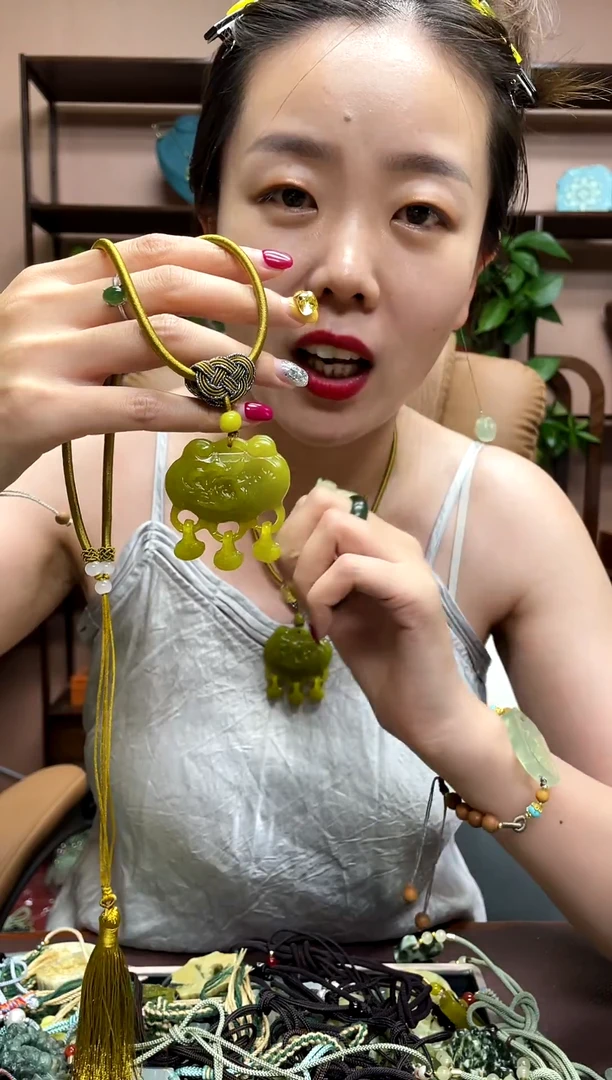 岫玉未镶嵌颈饰多样性发货发其中之一