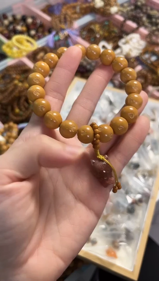 未镶嵌手串石英质玉（阿拉善玉）猴头猫爪搭配阿拉善躲猫猫多样性发