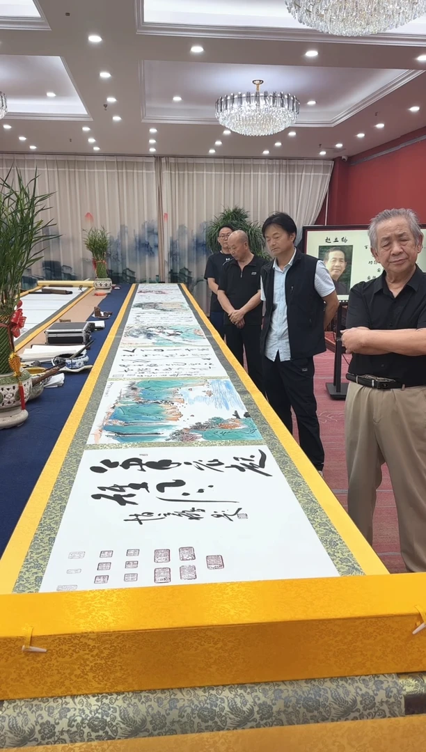 书法松  赵立鹤刘合文王定奎祁传华陈纯明合作十米长一米宽金卷