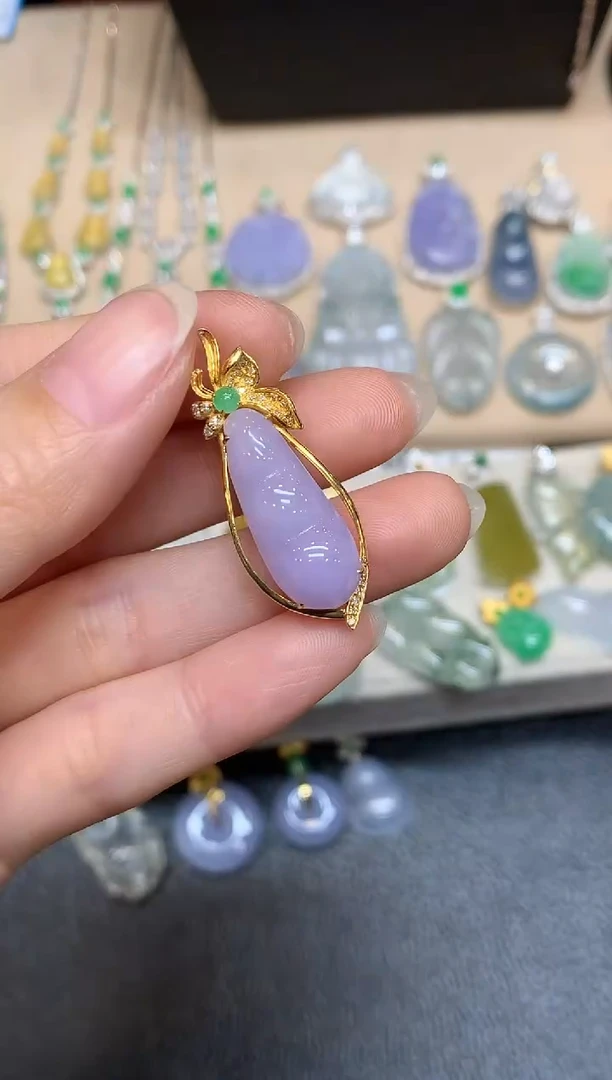 颈饰18K金镶嵌翡翠【无服务费