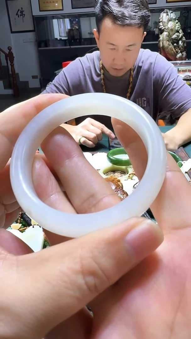 未镶嵌手镯和田玉手镯