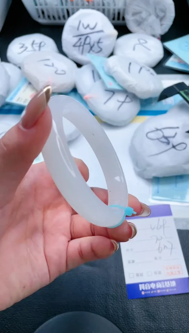 【闪购商品】石英质玉手镯未镶嵌21V69-62