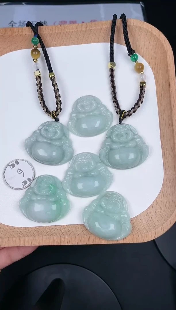 翡翠未镶嵌颈饰LA045翡翠绿中佛（多样性发其一）