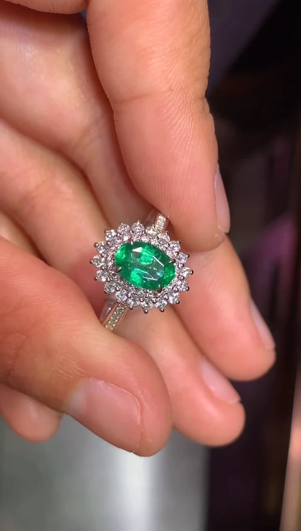 18K金镶嵌戒指祖母绿0.85ct