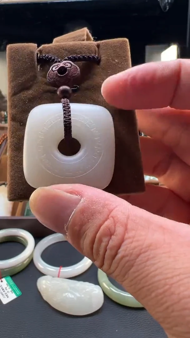 吊坠(赠链)未镶嵌和田玉和田玉平安扣