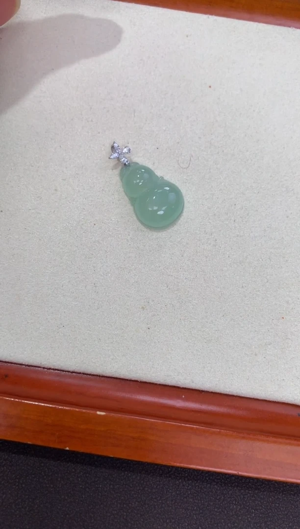 翡翠18K金镶嵌颈饰天然缅甸a货翡翠
