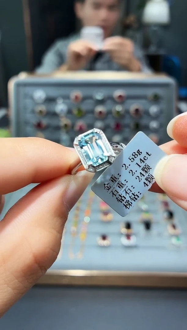 18K金镶嵌戒指海蓝宝石2.14配钻