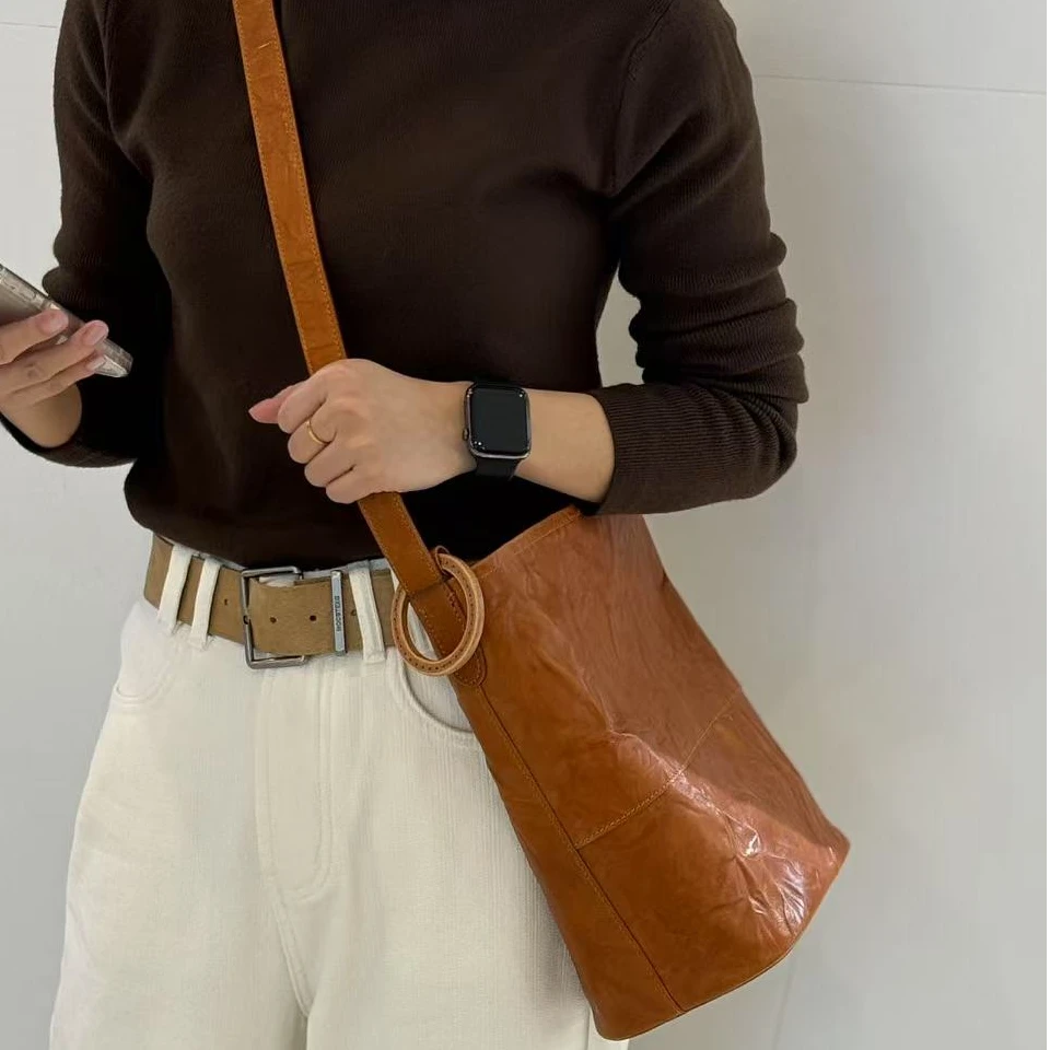 食草堂专柜新款  休闲百搭真皮复古小众抓皱牛皮斜跨水桶包 沙澄