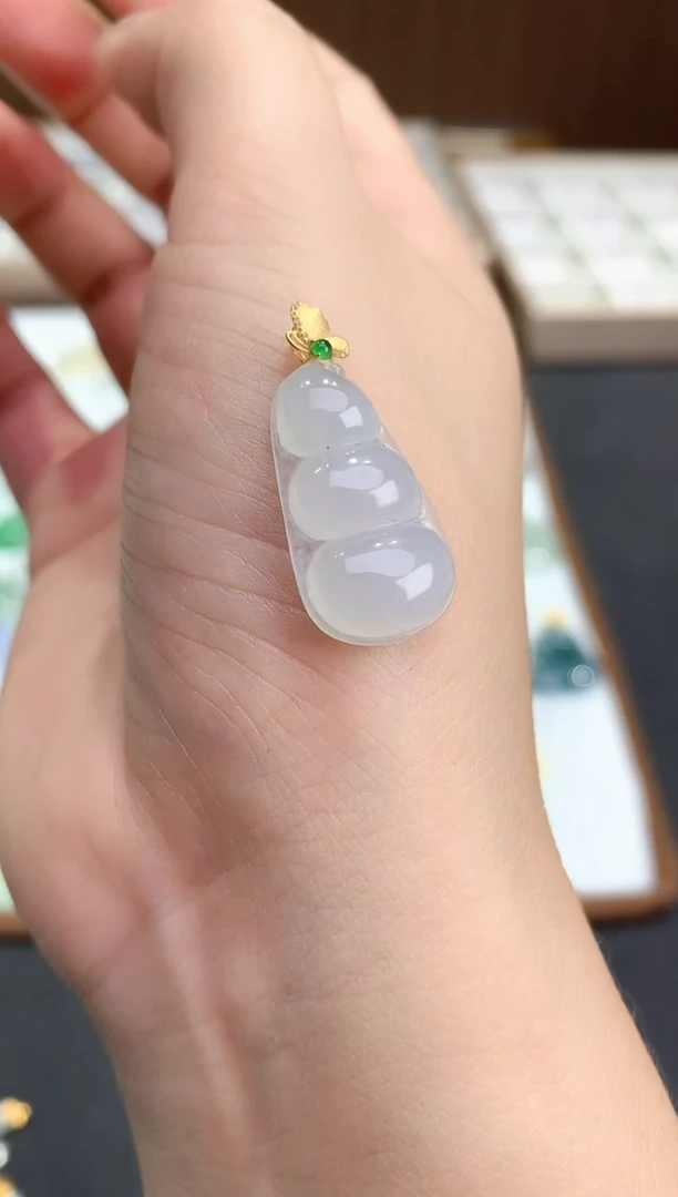 颈饰18K金镶嵌翡翠2025110405