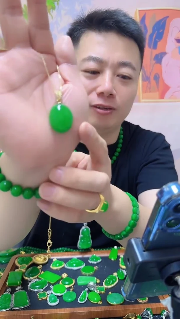 翠绿色吊坠气质时尚