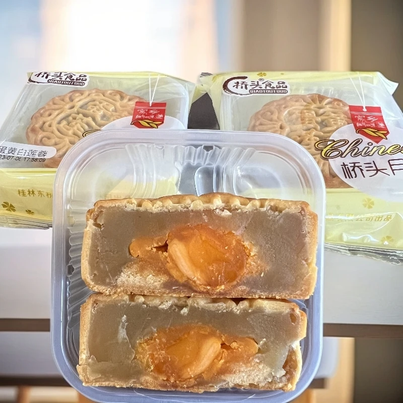 沙子桥头蛋黄莲蓉2个/伍仁叉烧1个/纸包葱汁豆蓉7个