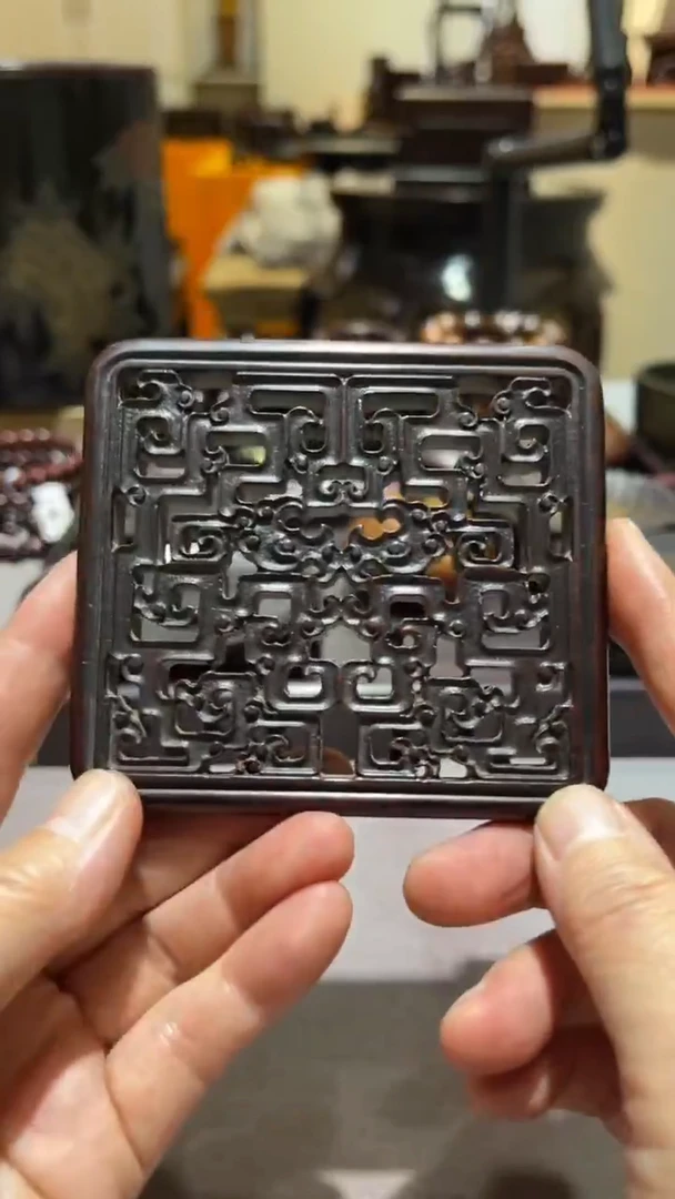 红酸枝木类精品木雕精工细作