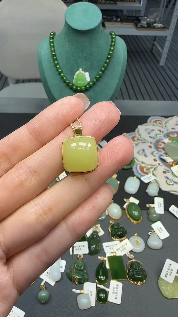 18K金镶嵌和田玉挂件 不含链