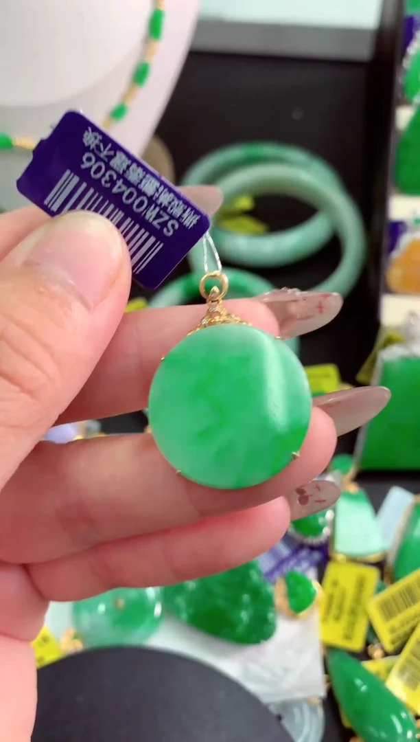 翡翠18K金镶嵌颈饰挂件