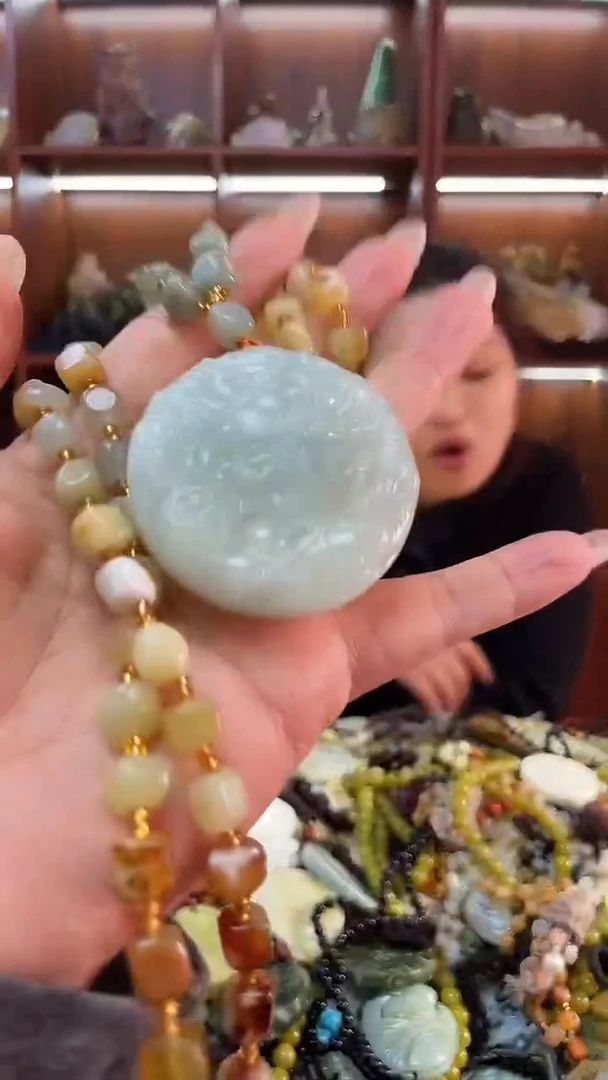 未镶嵌蛇纹石玉吊坠