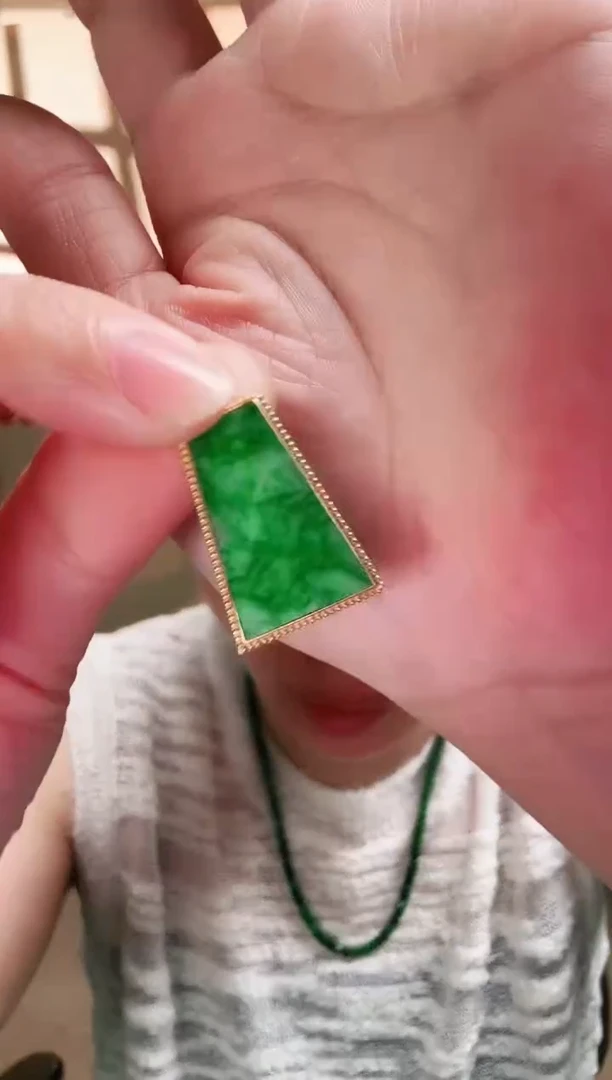 颈饰18K金镶嵌翡翠吊坠