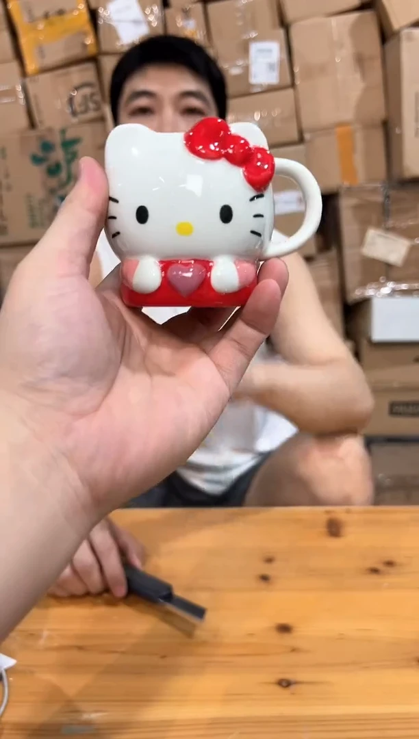 瓷片kt猫抱爱心一口杯