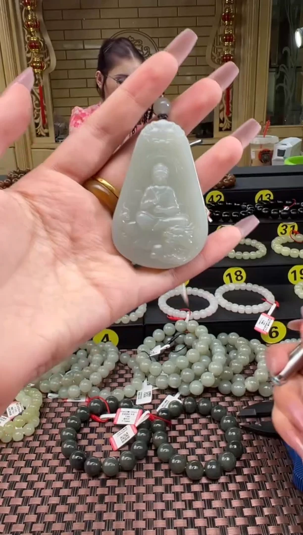 吊坠(赠链)未镶嵌和田玉且末料青白玉观音吊坠