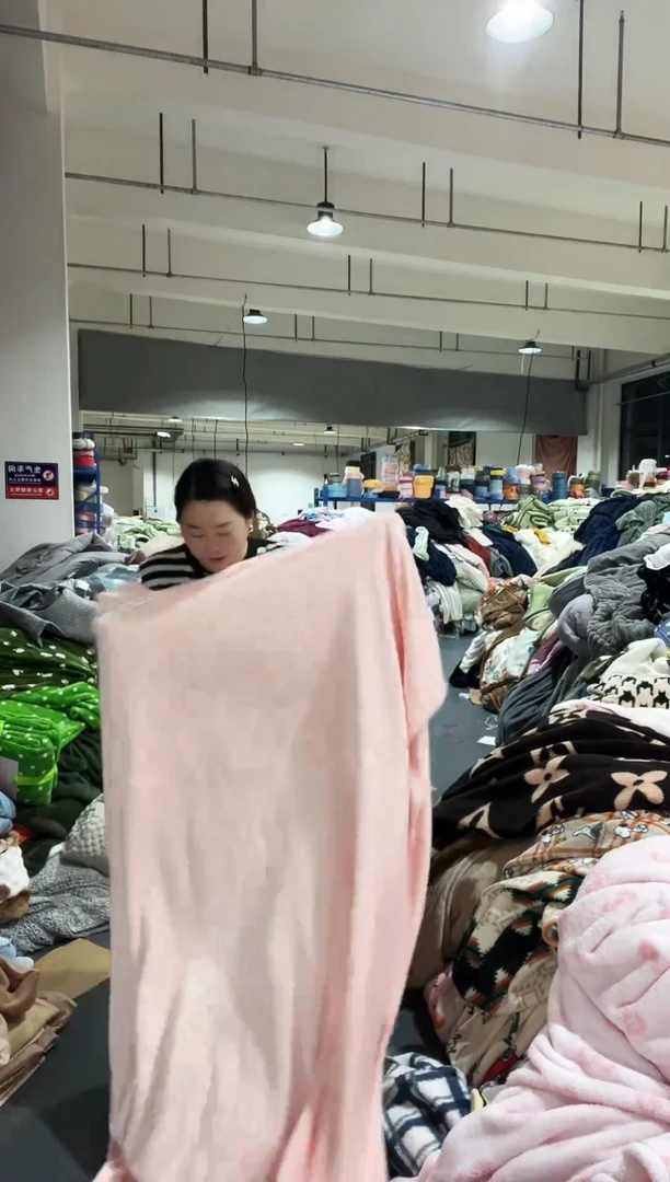 混纺主播手上拿的产品