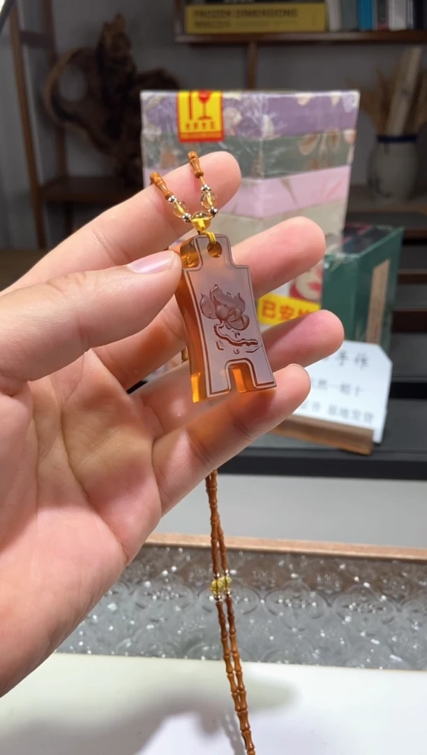 琥珀颈饰未镶嵌金棕珀压胜钱