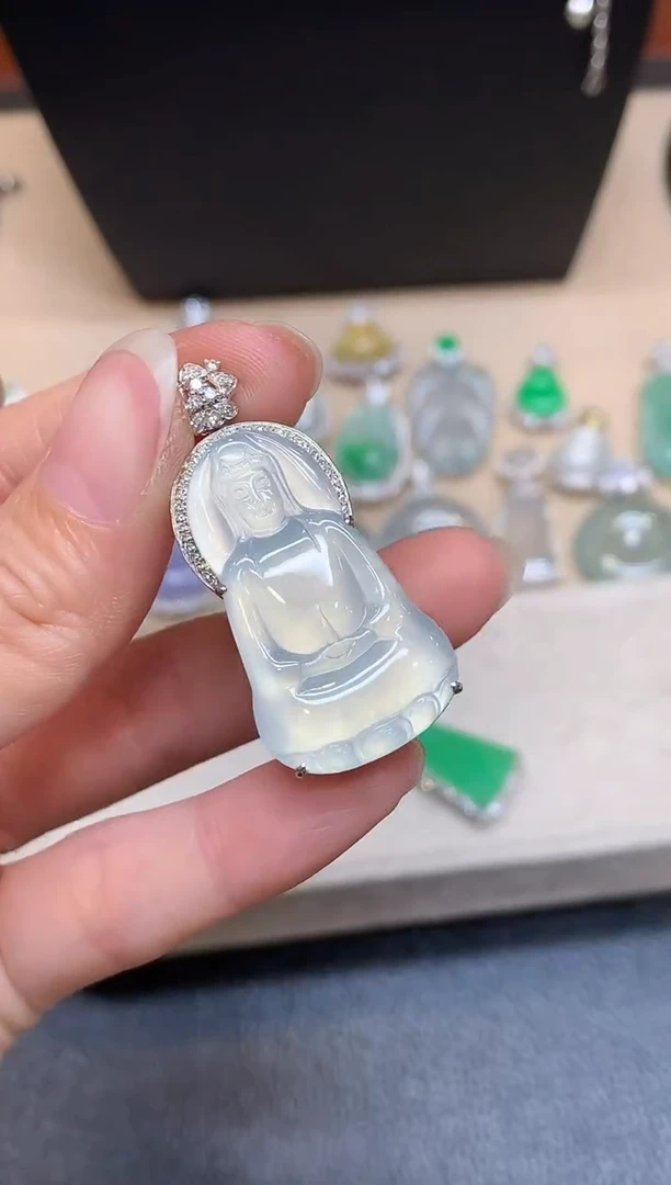颈饰18K金镶嵌翡翠观音【无服务费