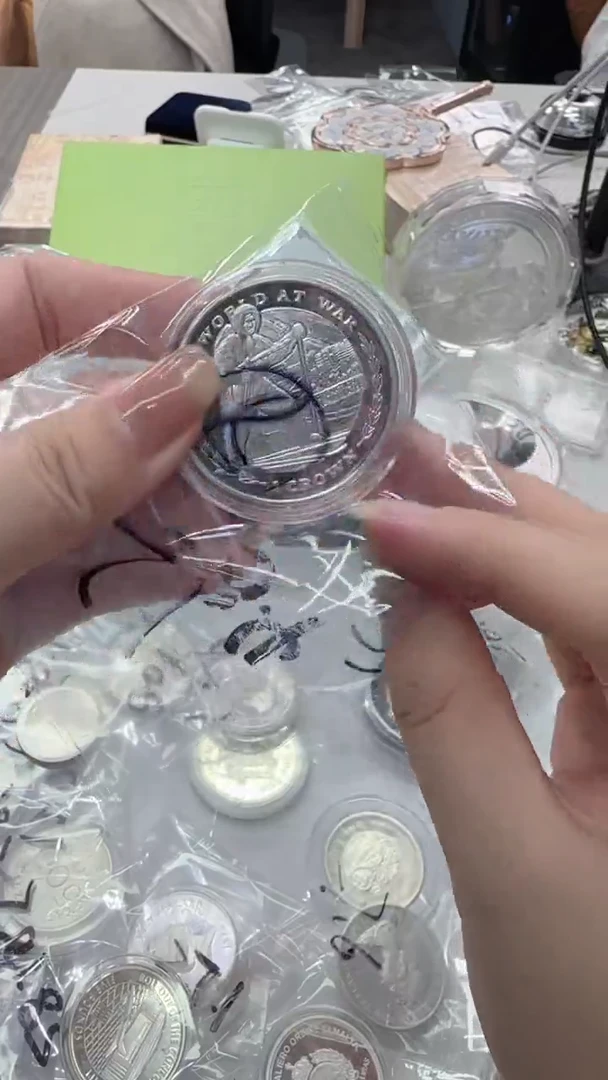 纯银银币26号约28.4克左右微瑕无证盒