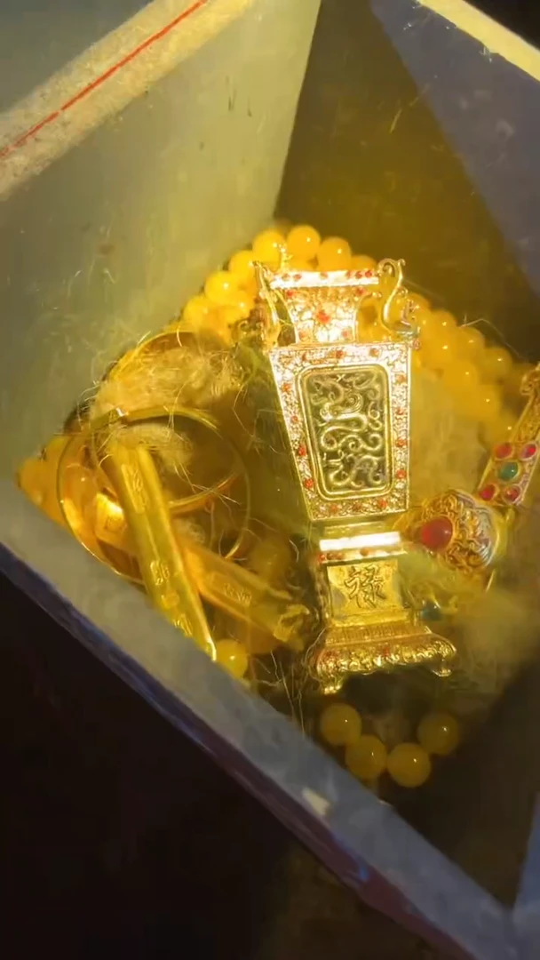 香榧木（1个开封红色盘龙正方形小盒子）