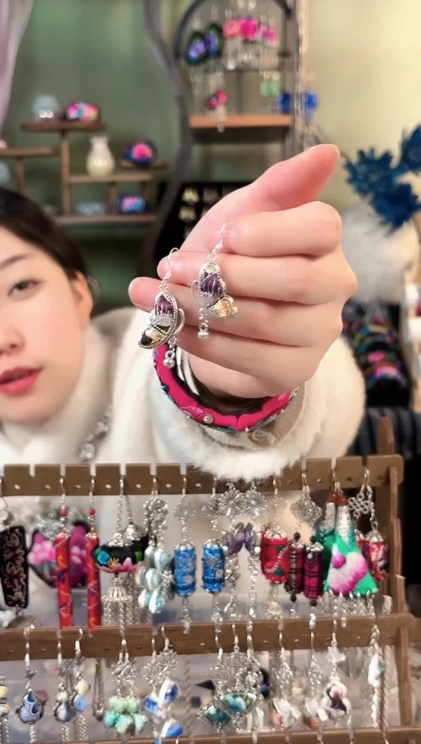 彩云南阁非遗老绣苗银饰品542