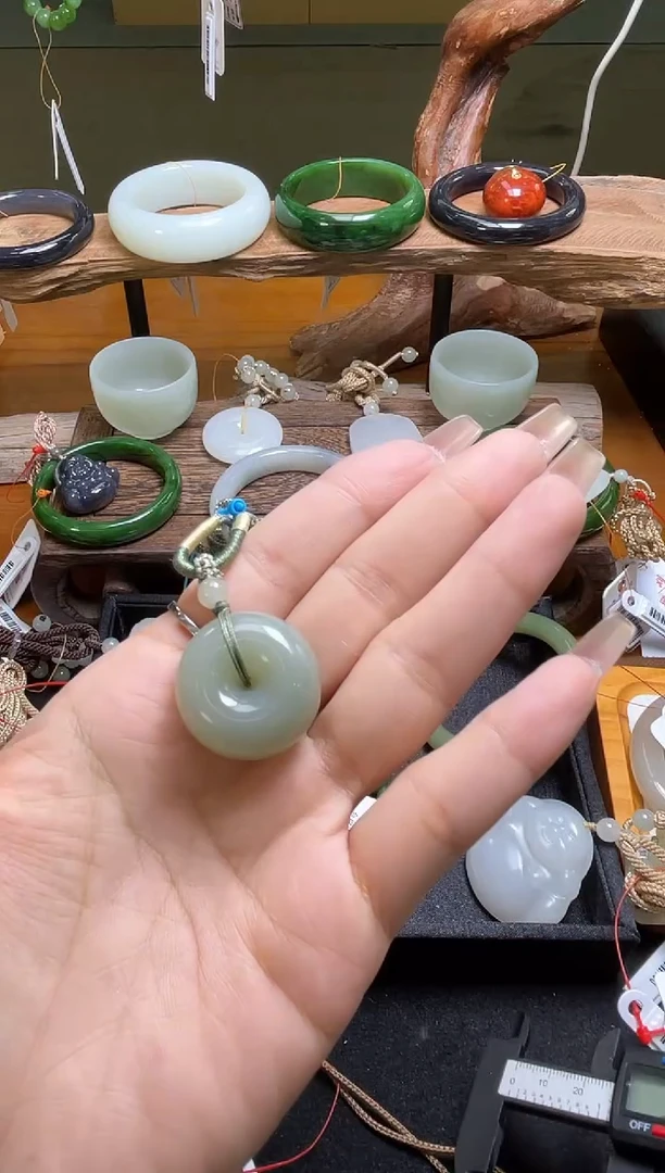 吊坠(不含链)未镶嵌和田玉且末青白 平安扣  有瑕疵