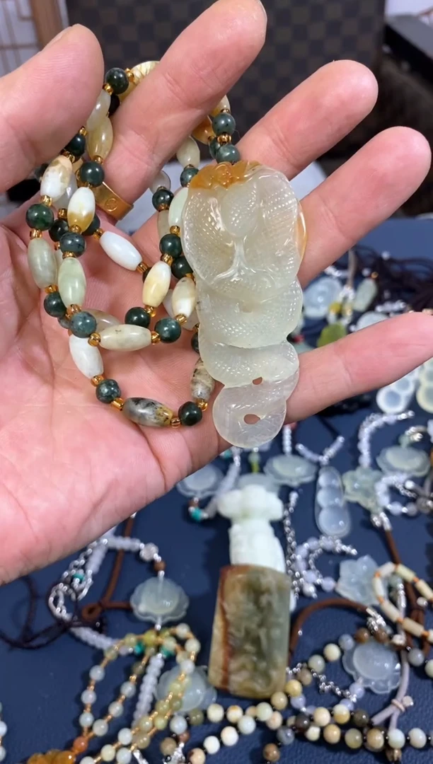 【闪购商品】蛇纹石玉颈饰未镶嵌岫玉