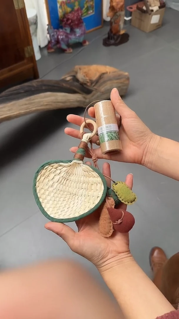 传统手工艺植物染扇子把件