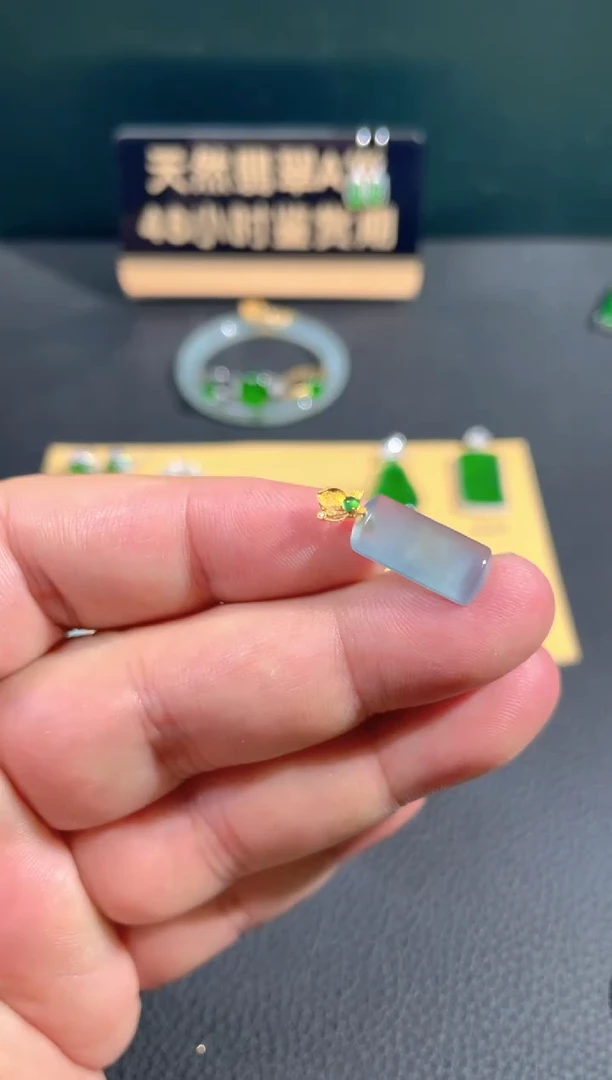 【闪购商品】翡翠颈饰18K金镶嵌翡翠