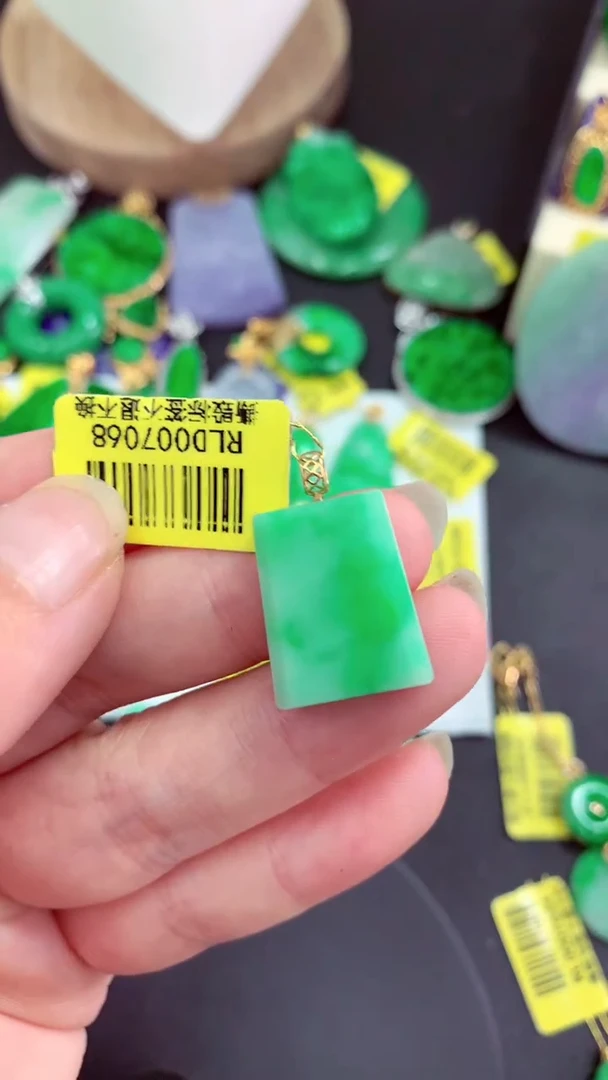 吊坠(不含链)18K金镶嵌翡翠挂件