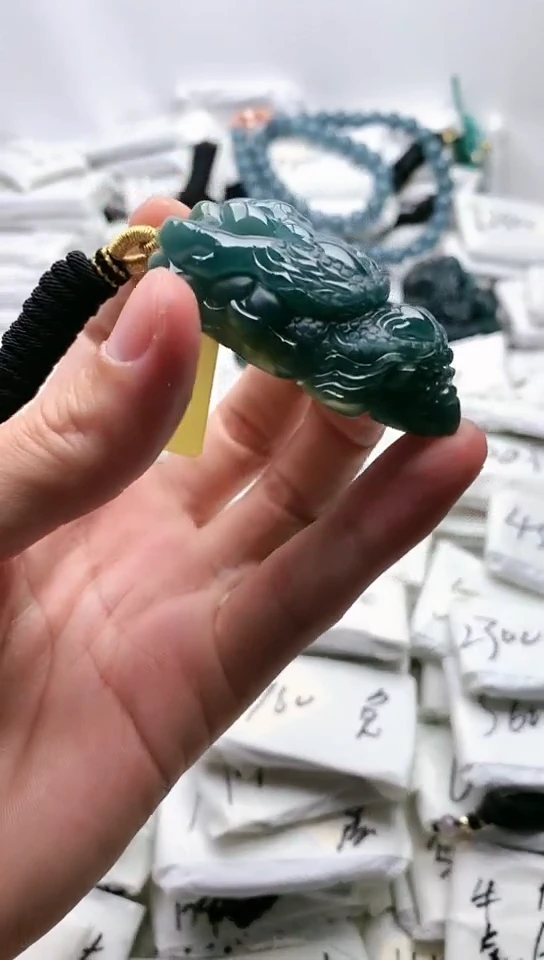 翡翠未镶嵌颈饰龙头