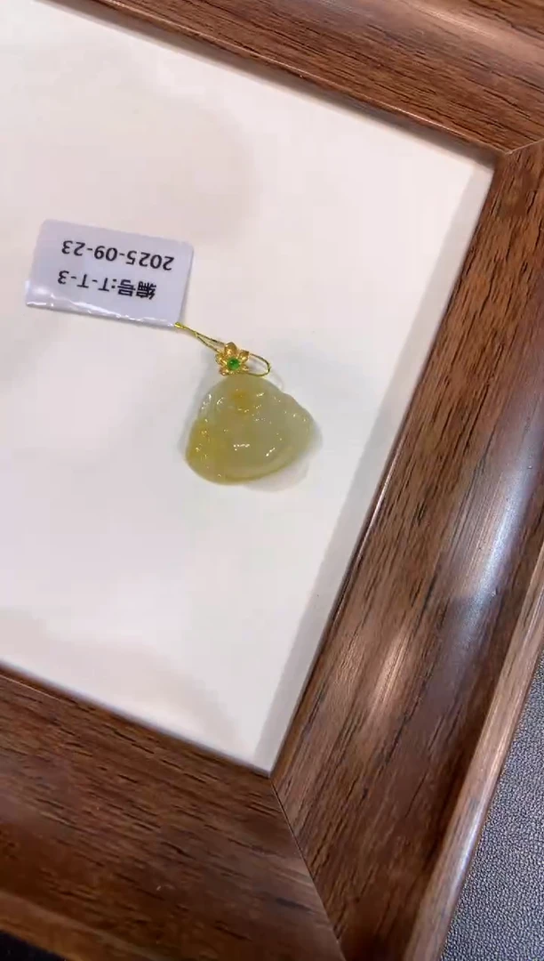 颈饰18K金镶嵌翡翠佛公