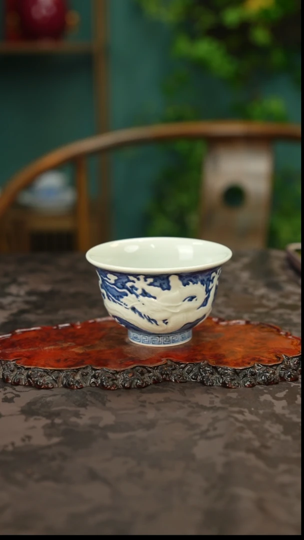 青花堆雕龙纹主人杯