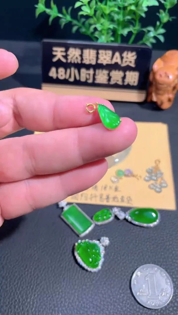 颈饰18K金镶嵌翡翠翡翠