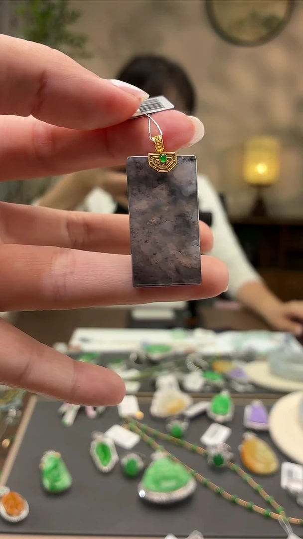 颈饰18K金镶嵌翡翠无事牌