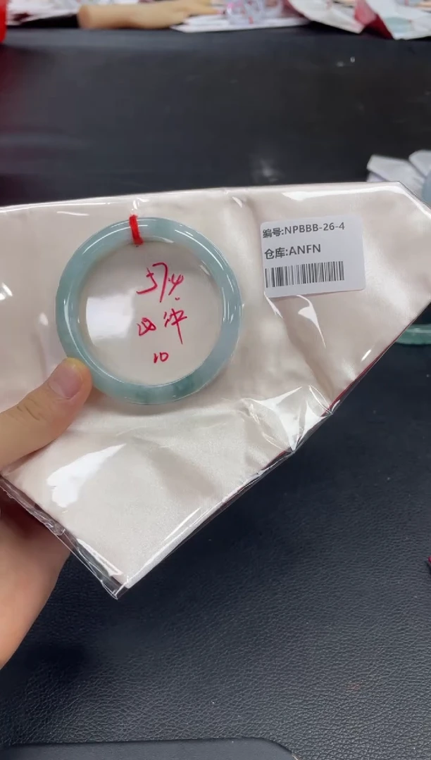 翡翠手镯未镶嵌翡翠手镯