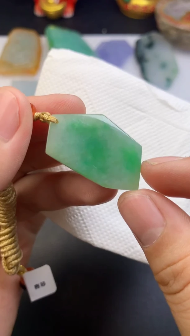 颈饰未镶嵌翡翠