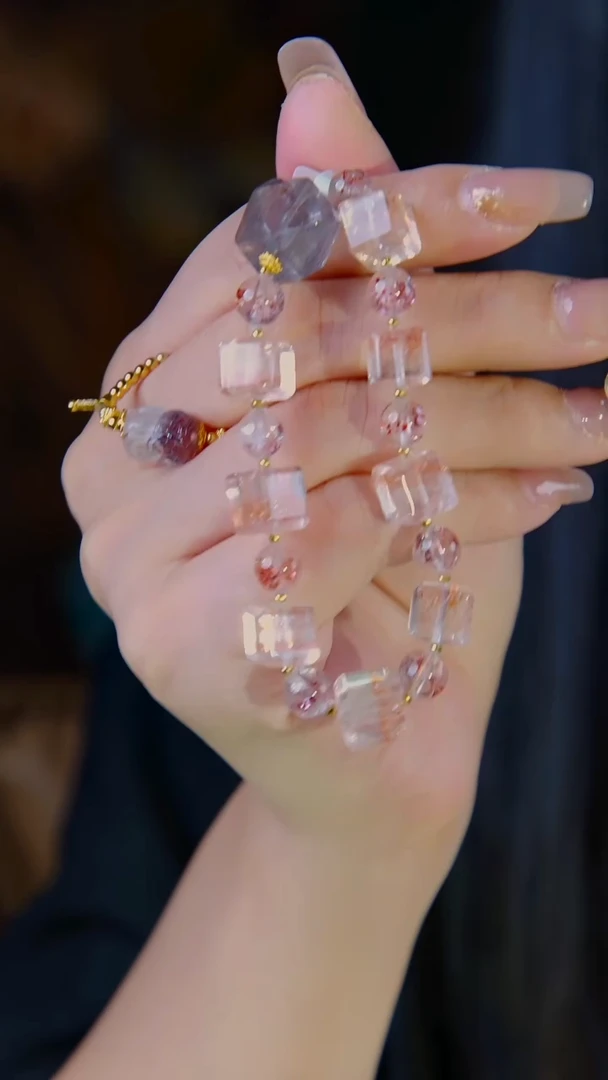 18K金镶嵌手链水晶芬达金草莓设计款