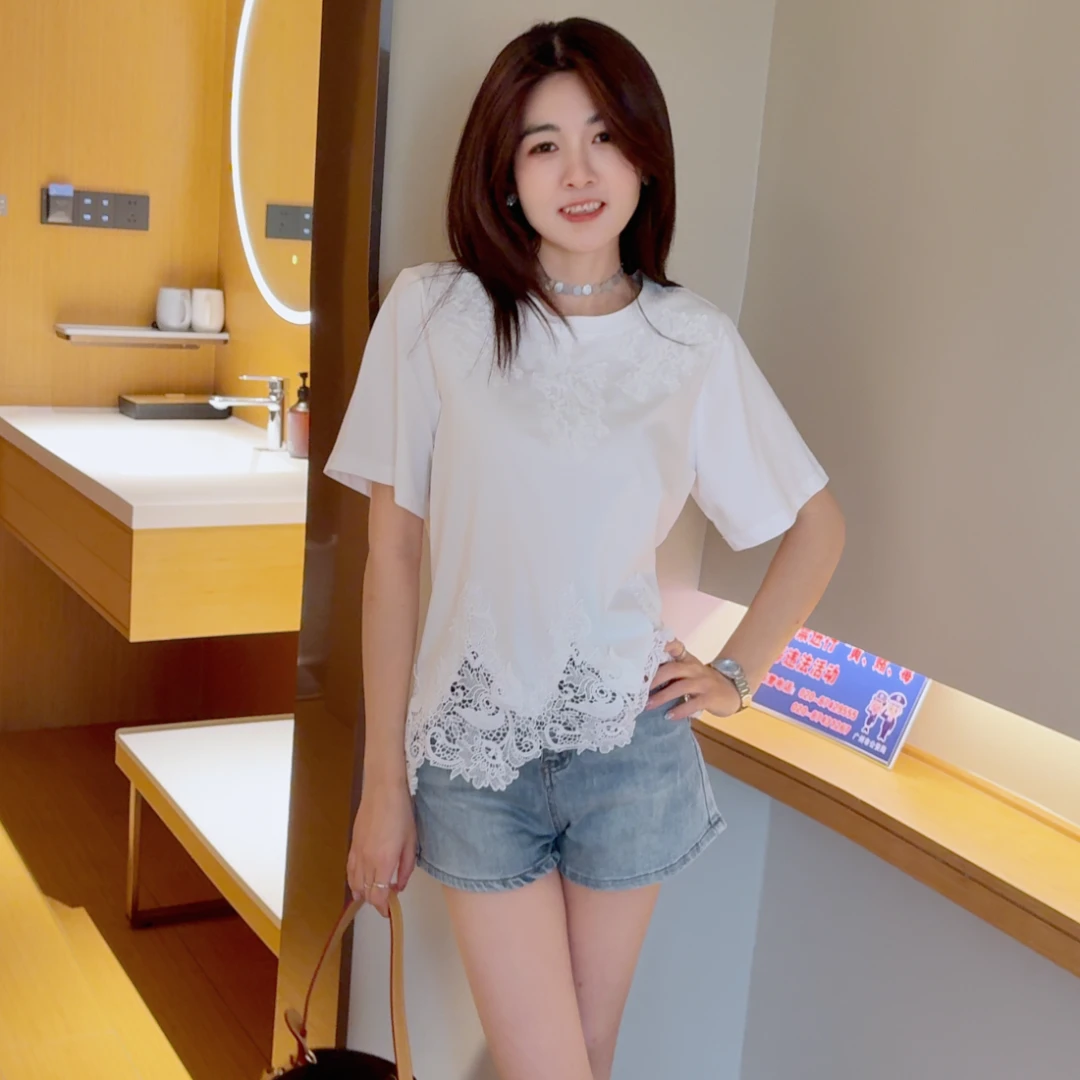 2025夏季新款女装蕾丝边拼接衬衣白色遮肉显瘦圆领T恤+牛仔短裤